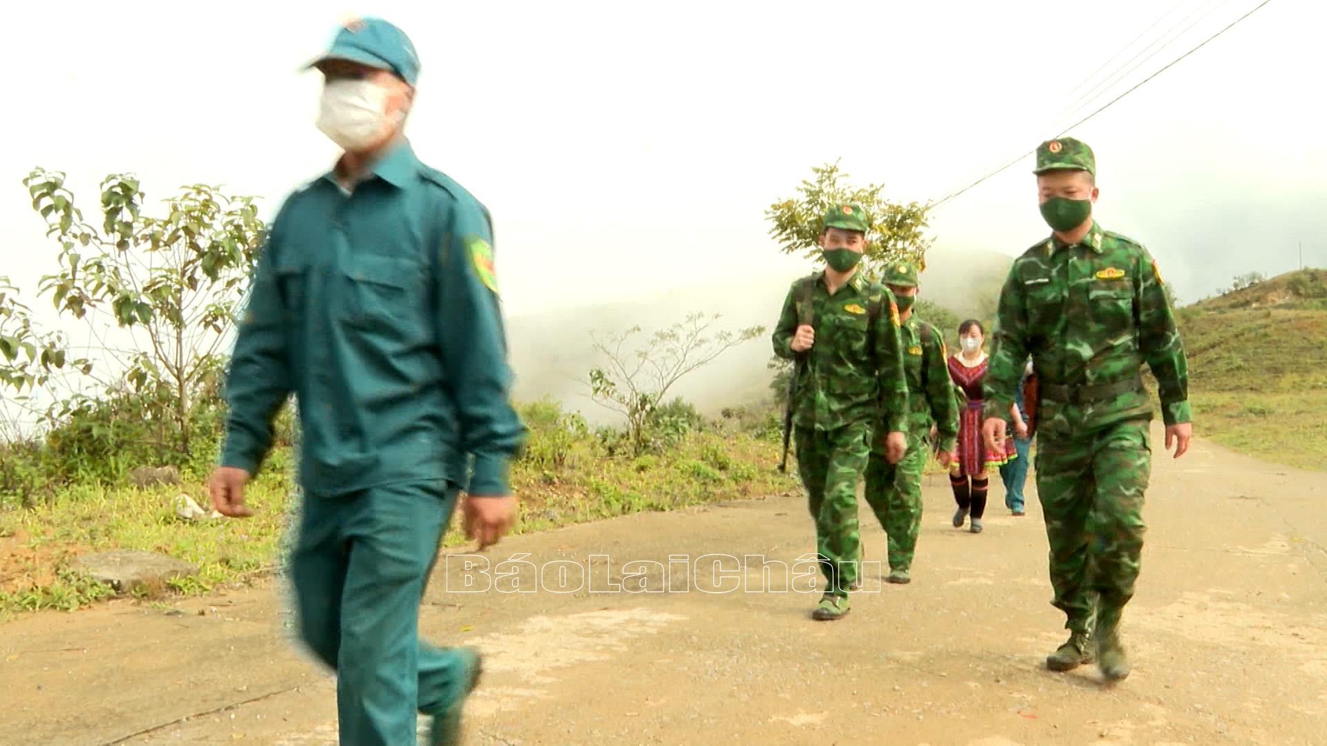 Cán bộ, chiến sỹ các Đồn Biên phòng thường xuyên cùng với lực lượng dân quân tự vệ, Nhân dân tuần tra biên giới.